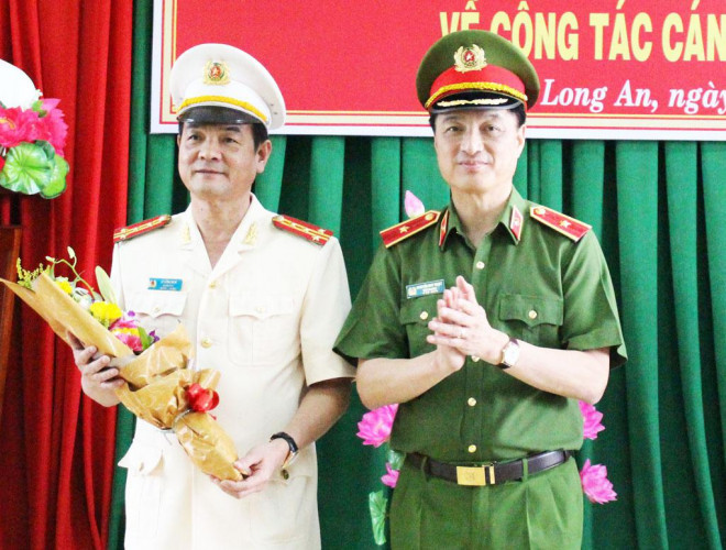 Thứ trưởng Bộ Công an - Thiếu tướng Nguyễn Duy Ngọc tặng hoa chúc mừng Đại tá Lê Hồng Nam