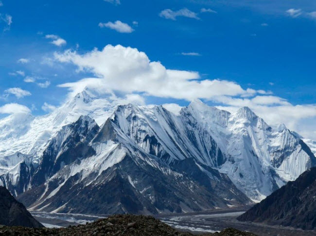 Sông băng Kutiah, Pakistan: Sông băng trên dãy núi Karakoram đã lập kỷ lục sông băng di chuyển nhanh nhất thế giới. Chỉ trong vòng 3 tháng, nó đã di chuyển 12km, trong khi một số sông băng khác cần nhiều thập kỷ để di chuyển quãng đường như vậy.
