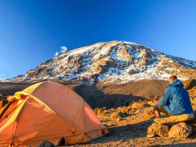 Núi Kilimanjaro, Tanzania: Trong khi Kilimanjaro là ngọn núi cao nhất ở châu Phi, nó cũng là ngọn núi đứng một mình cao nhất thế giới. Ngọn núi lửa này được cho là phun trào lần gần đây nhất là cách đây 360.000 năm.
