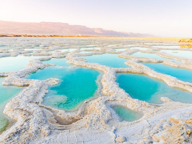 Biển Chết: Nằm giữa biên giới Israel và Jordan, biển Chết được cho là vùng đất ngập nước thấp nhất trên Trái đất, thấp hơn mực nước biển 430m và nó tiếp tục giảm độ cao khoảng 1 m/năm.
