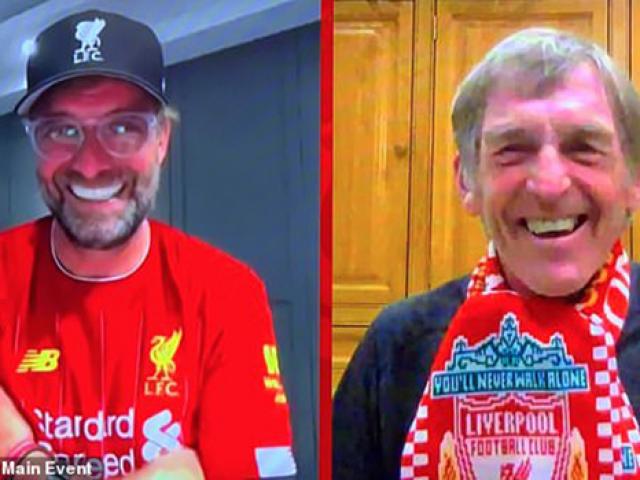 Bóng đá - HLV Klopp bật khóc tặng cúp 2 huyền thoại ngày Liverpool vô địch NHA
