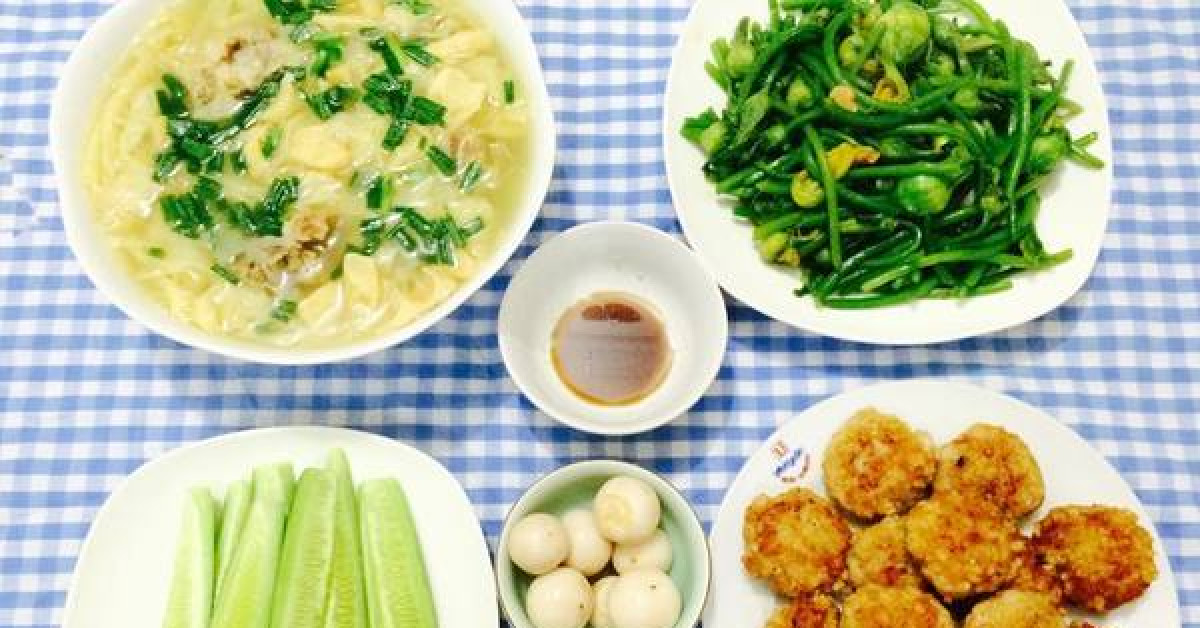 Bữa cơm ngon với canh chua măng sườn và chả cốm thịt băm - 16