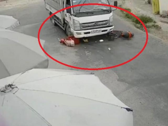 Tin tức trong ngày - Tin tức 24h qua: Cô gái đi xe đạp điện bất ngờ ngã, bắn vào gầm xe tải và cái kết