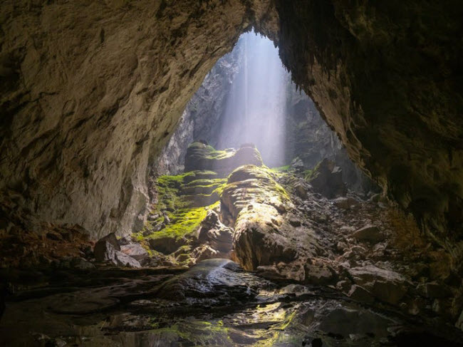 Hang Sơn Đoòng, Việt Nam: Hang Sơn Đoòng trong vườn quốc gia Phong Nha-Kẻ Bàng là hang động lớn nhất thế giới. Nó được hình thành cách đây khoảng 400 đến 450 triệu năm, nhưng chỉ mới được phát hiện vào năm 2009. Hang động dài 9km và cao 198m có hệ thời tiết riêng độc lập với bên ngoài.

