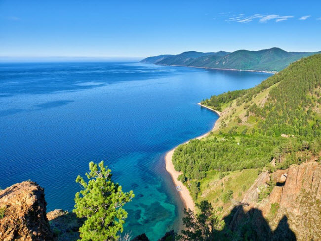 Hồ Baikal, Nga: Baikal không chỉ là hồ sâu nhất mà còn là hồ nước ngọt lớn nhất trên thế giới. Nó chiếm khoảng 20% lượng nước ngọt trên Trái đất. Hơn 1.500 loài động vật sinh sống quanh hồ Baikal và khoảng 80% là các sinh vật đặc hữu.
