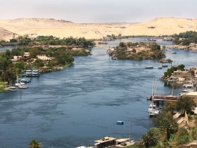 Sông Nile, châu Phi: Chảy qua các quốc gia Tanzania, Burundi, Rwanda, Congo, Kenya, Uganda, Nam Sudan, Ethiopia, Sudan và Ai Cập, sông Nile là con sông dài nhất thế giới với chiều dài 6.700 km. Dọc hai bên bờ sông có nhiều khu khảo cổ lâu đời.
