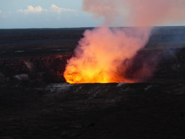 Núi lửa Kilauea, Mỹ: Nằm ở phía đông nam trên đảo Big thuộc Hawaii, núi lửa Kilauea phun trào ra lượng dung nham lớn nhất với một khu vực rộng lớn dài 5km và rộng 3km. Từ năm 1983, ngọn núi này phun trào liên tục và kéo dài cho đến nay.
