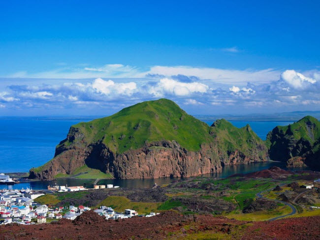 Iceland: Quốc gia châu Âu giữ kỷ lục là hòn đảo núi lửa lớn nhất thế giới với diện tích 102.998 km2. Các hoạt động địa chất từ núi lửa đã tạo ra nhiệt sưởi ấm cho hơn 90% ngôi nhà ở Iceland.
