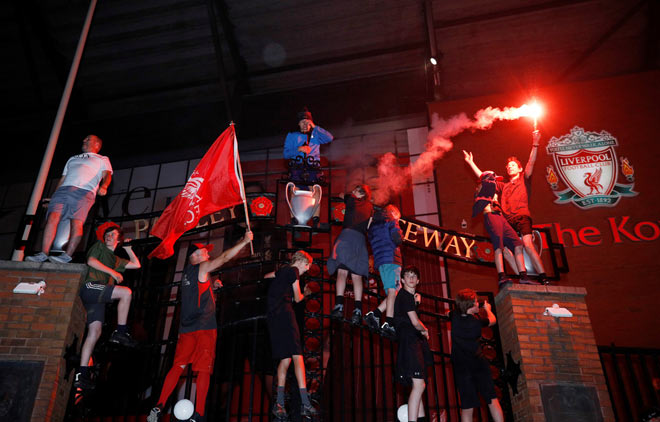 Fan Liverpool phát cuồng mừng vô địch Ngoại hạng Anh: Mở hội thâu đêm - 7