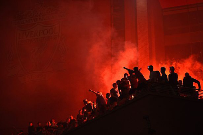 Pháo sáng đã được các fan "The Kop" đốt rất nhiều bên ngoài sân nhà Anfield và các đường phố ở Liverpool