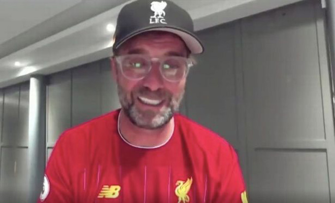 HLV Jurgen Klopp xúc động rớt nước mắt khi cùng các học trò đăng quang Premier League ở mùa giải lịch sử