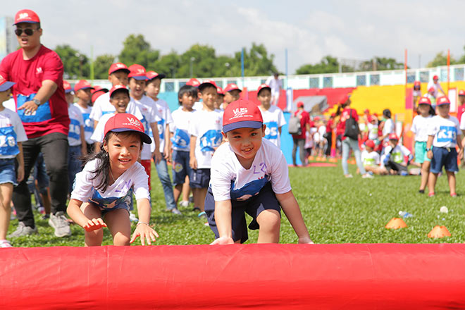 Mùa hè của trẻ không thể thiếu những hoạt động vui chơi, vận động cùng bạn bè.