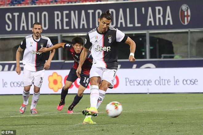 Ronaldo sút penalty mở tỷ số trong chiến thắng 2-0 của Juventus trên sân của Bologna