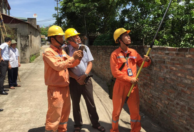 Nhân viên điện lực ghi chỉ số công tơ