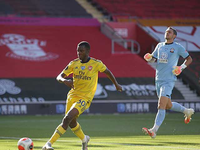 Bóng đá - Sửng sốt Ngoại hạng Anh: Thủ môn "biếu" bàn thắng như bán độ cho Arsenal