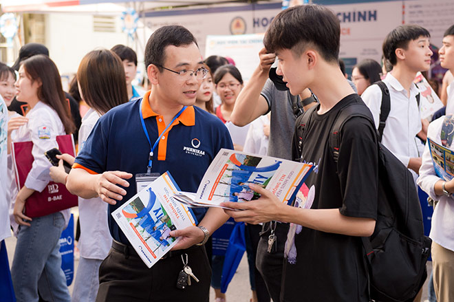 Học sinh háo hức tìm hiểu về ngành và về trường Đại học Phenikaa trong ngày hội Tư vấn tuyển sinh và Hướng nghiệp do báo Tuổi trẻ tổ chức tại Hà Nội tháng 6/2020.