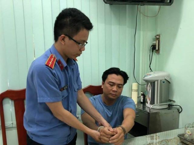 Pháp luật - Đại úy công an "làm ăn" với người bị giam