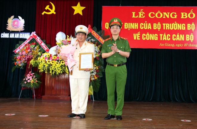 Thứ trưởng Bộ Công an trao quyết định bổ nhiệm chức vụ Giám đốc Công an tỉnh An Giang cho đại tá Đinh Văn Nơi