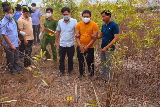 Hung thủ đưa CQĐT đi thu giữ hung khí gây án. Ảnh: BPN