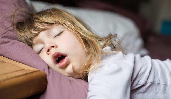 Trẻ khi ngủ có biểu hiện này cha mẹ cần thận trọng nếu không muốn trẻ gặp nguy hiểm - 1