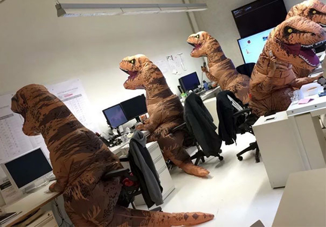 Sau cuối tuần văn phòng xuất hiện toàn "khủng long".
