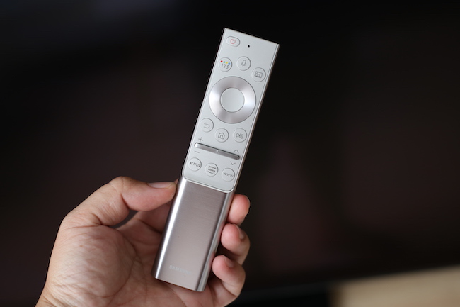 One Remote của TV 8K này không có thay đổi nhiều so với các phiên bản trước. Nổi bật vẫn là nút kích hoạt tính năng nhận diện giọng, có nói hỗ trợ tiếng Việt (hiện chỉ mới khả dụng để tìm kiếm trong YouTube).
