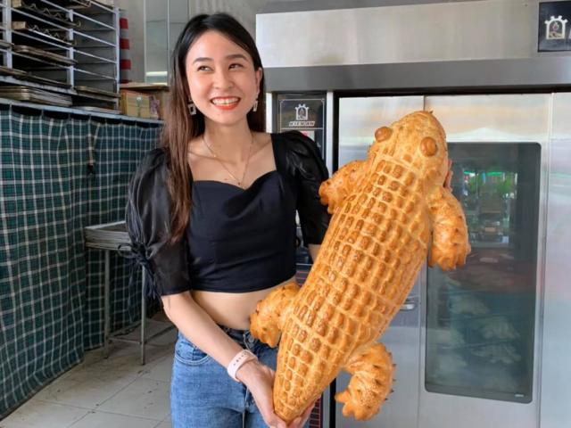 Thị trường - Tiêu dùng - Tiết lộ bất ngờ về chiếc bánh mì cá sấu khổng lồ gây "sốt" MXH những ngày qua