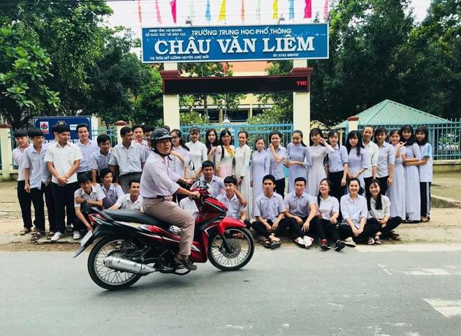 Đang hào hứng chụp ảnh kỷ yếu, học trò dở khóc dở cười khi có "vị khách lạ" xen vào - 2