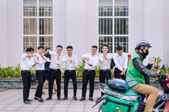 Đang hào hứng chụp ảnh kỷ yếu, học trò dở khóc dở cười khi có "vị khách lạ" xen vào - 5