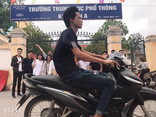 Đang hào hứng chụp ảnh kỷ yếu, học trò dở khóc dở cười khi có "vị khách lạ" xen vào - 4