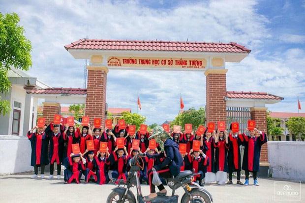 Đang hào hứng chụp ảnh kỷ yếu, học trò dở khóc dở cười khi có "vị khách lạ" xen vào - 7