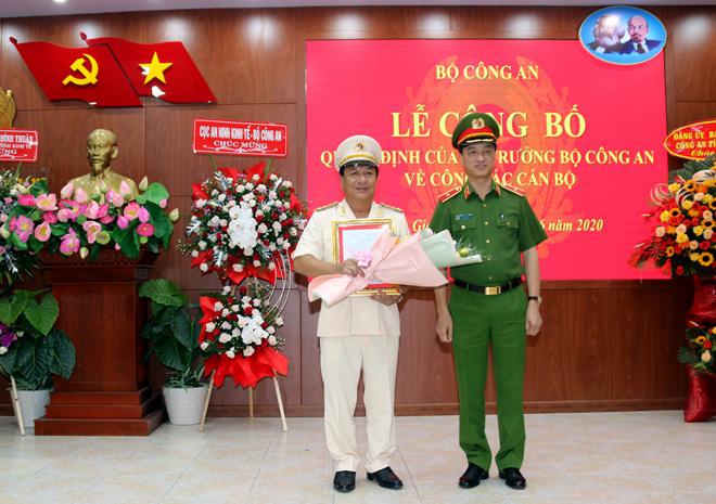 Đại tá Đỗ Triệu Phong (áo trắng), tân Giám đốc Công an Kiên Giang (ảnh Báo CAND).