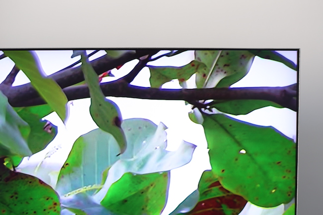 Bộ xử lý Quantum 8K và công nghệ Al giúp tự động nâng cao chất lượng âm thanh, hình ảnh, tinh chỉnh độ sáng theo nội dung&nbsp;đang hiển thị và điều kiện ánh sáng trong phòng.
