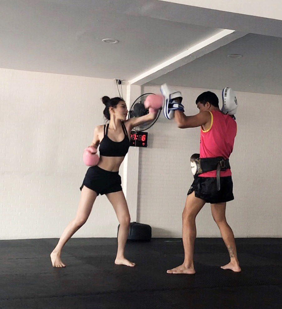 Trái ngược với vẻ nữ tính, Fafa còn luyện tập cả boxing.