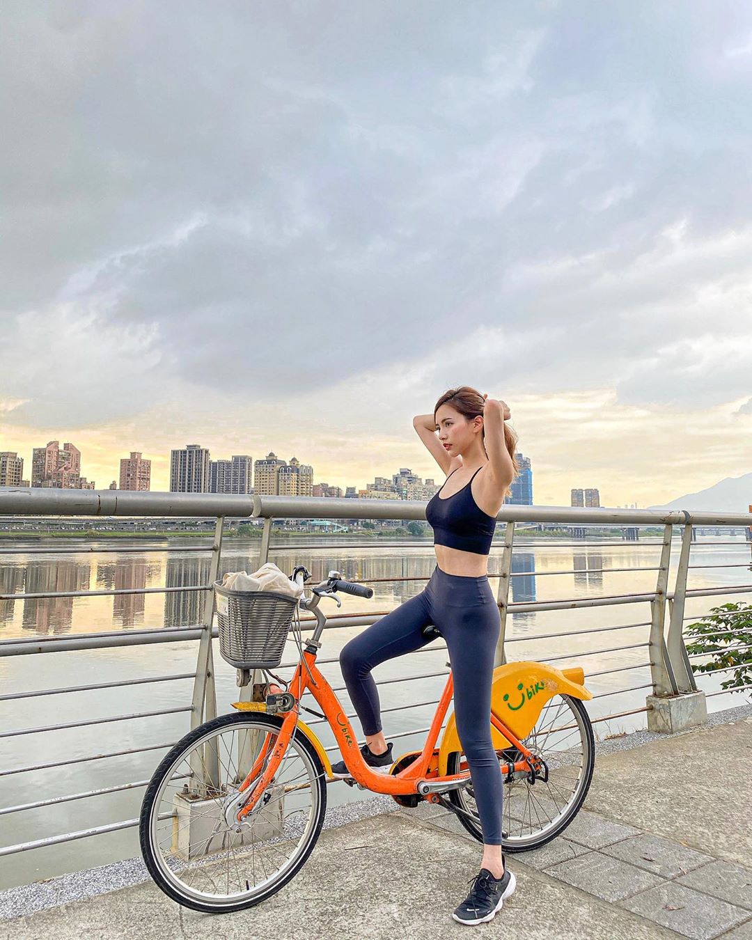 Cô cũng dành thời gian để đi leo núi và đạp xe.