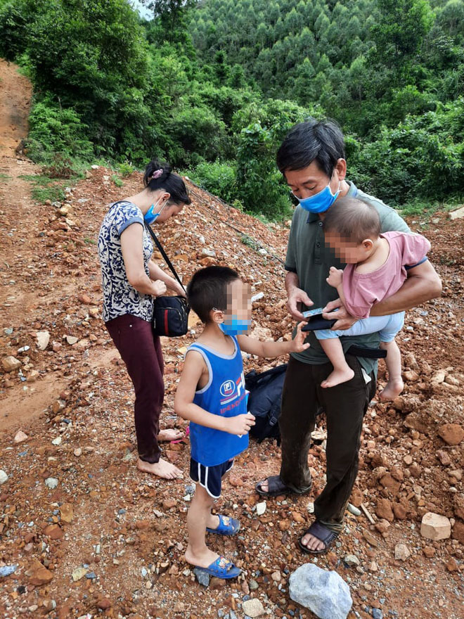 Một gia đình 4 người vượt sông nhập cảnh trái phép.