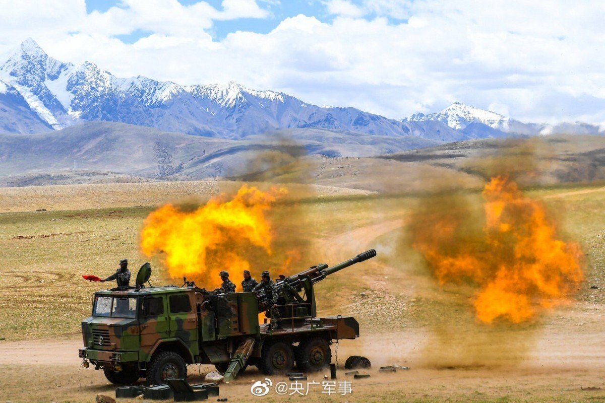 Pháo binh Trung Quốc tập trận bắn đạn thật ở Tây Tạng.