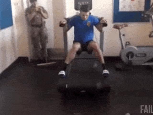 Tranh vui - "Đứng tim" với những màn tập gym không phải ai cũng dám làm