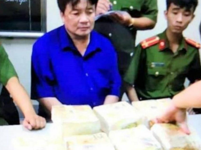 Pháp luật - Bị vây bắt, ông trùm bỏ chạy khiến ô tô lật, ma túy văng ra đường