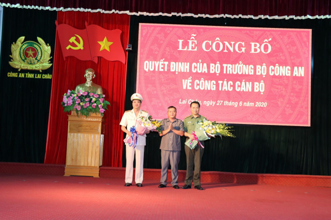 Đại tá Hà Văn Tuyên (ngoài cùng bên phải) và đại tá Nguyễn Viết Giang, tân Giám đốc Công an tỉnh Lai Châu (áo trắng). Ảnh: Công an Lai Châu
