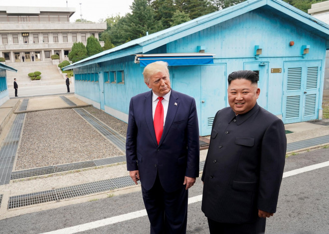 Tổng thống Mỹ Donald Trump và nhà lãnh đạo Triều Tiên Kim Jong-un tại khu phi quân sự chia cắt 2 miền Triều Tiên hôm 30-6-2019. Ảnh: Reuters