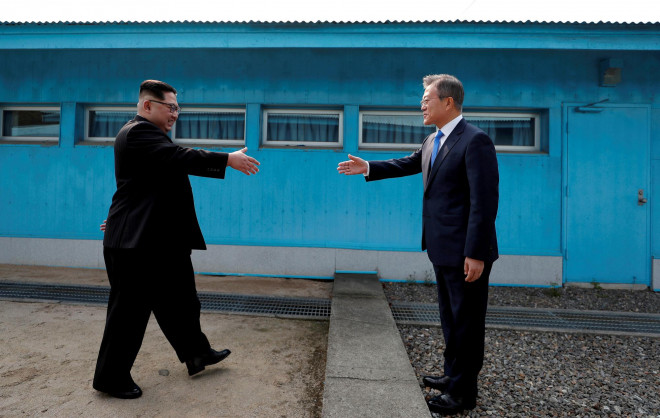 Tổng thống Hàn Quốc Moon Jae-in và nhà lãnh đạo Triều Tiên Kim Jong-un (trái) bắt tay tại cuộc gặp hôm 27-4-2018. Ảnh: Reuters