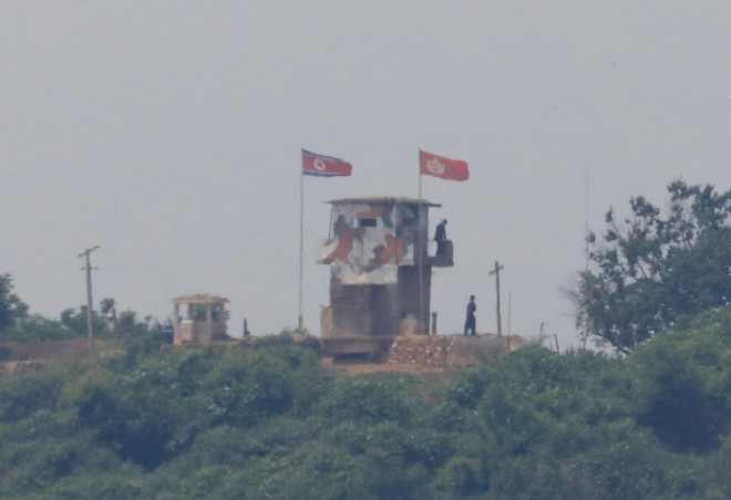 Binh sĩ Triều Tiên tại chốt canh gác ở sát biên giới Hàn Quốc hôm 17-6. Ảnh: Reuters