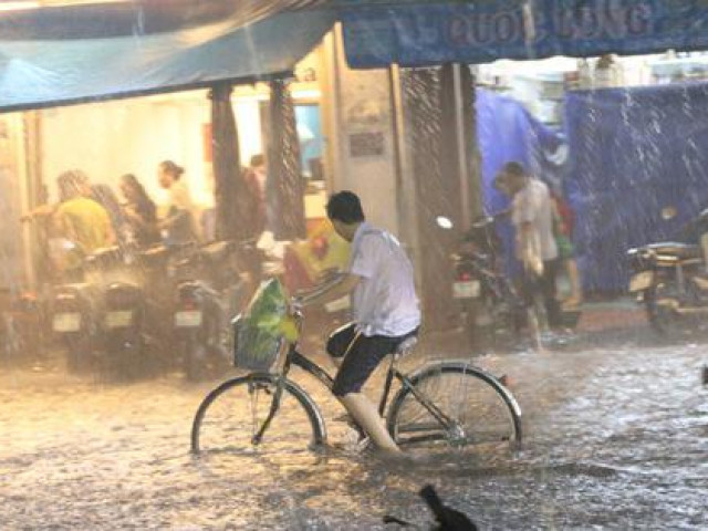 Tin tức trong ngày - TP.HCM: Sắp đón những cơn mưa cực lớn, đề phòng ngập lụt khu vực thấp