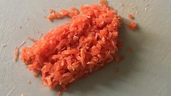 Mẹ làm khoai tây cà rốt theo cách này, con ăn hoài không chán - 2
