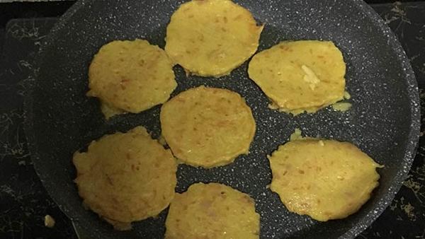 Mẹ làm khoai tây cà rốt theo cách này, con ăn hoài không chán - 5