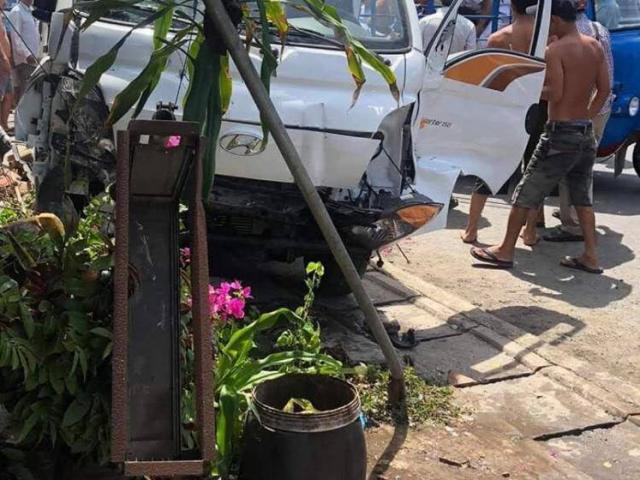 Tin tức trong ngày - Ô tô khách tông liên hoàn trên QL1 khiến 2 người thương vong