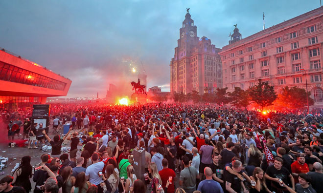 Hàng ngàn CĐV Liverpool đã tụ tập sau khi The Kop chính thức vô địch Ngoại hạng Anh