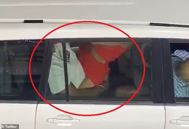 Ảnh chụp video quay cảnh cặp đôi "quan hệ" trên ô tô có gắn dòng chữ Liên Hợp Quốc. Ảnh: Twitter