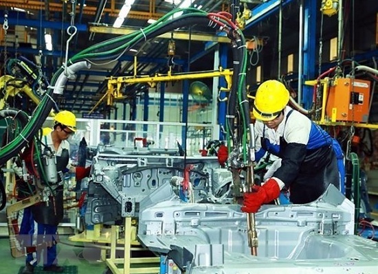 Mức thu lệ phí trước bạ đối với ô tô sản xuất lắp ráp trong nước giảm 50%. Ảnh minh họa: TTXVN